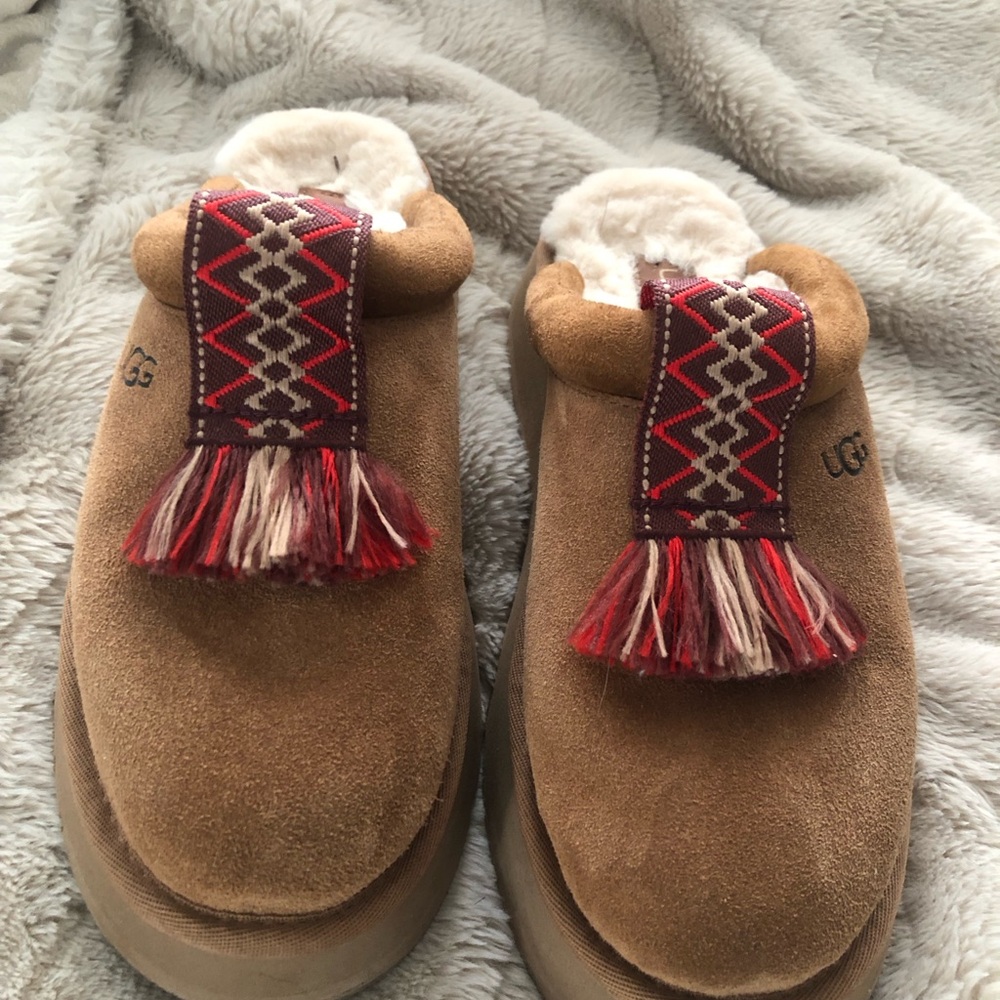 UGG Tazzle Suede Slippers with Red Pattern Womens Like New